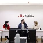 El presidente de ERC, Oriol Junqueras, y la expresidenta del Parlament Carme Forcadell (d), junto a la secretaria general de la formación republicana, Marta Vilalta (i).