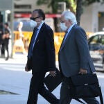 El exjefe de la UDEF (Unidad Central de Delincuencia Económica y Fiscal) José Luis Olivera (i) se dirige a la Audiencia Nacional para declarar en la Operación Kitchen