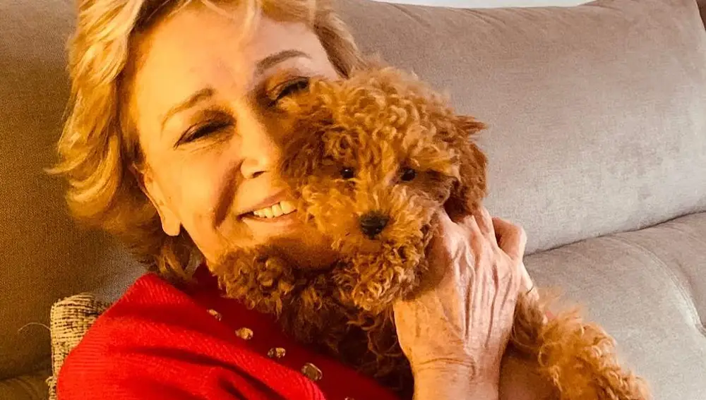 Mila Ximénez con su perrita Ova