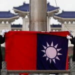 Soldados realizan la tradicional bajada de la bandera de Taiwán este pasado 22 de junio