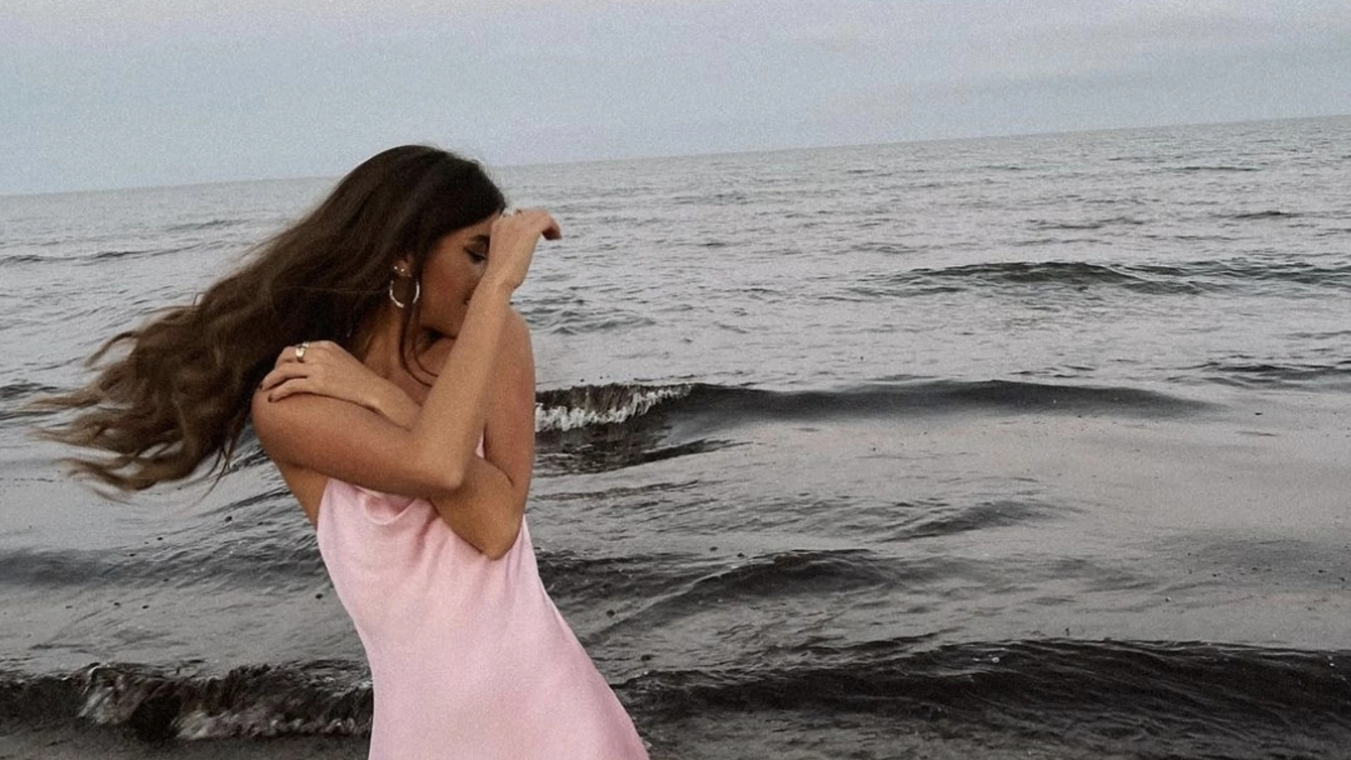 Isabel Campos con vestido rosa de Zara/ Instagram @isabelcamposr