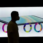 Un visitante camina por uno de los pasillos del Mobiile World Congress en la edición del año pasado