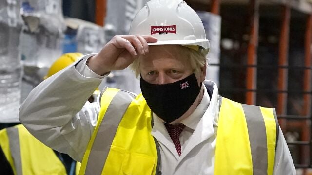 El gobierno británico ha sido criticado repetidamente por incompetencia e hipocresía en su manejo de la pandemia durante el año pasado. EP
