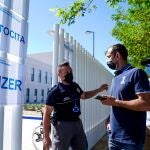 Un policía controla la entrada del Hospital público de emergencias Enfermera Isabel Zendal