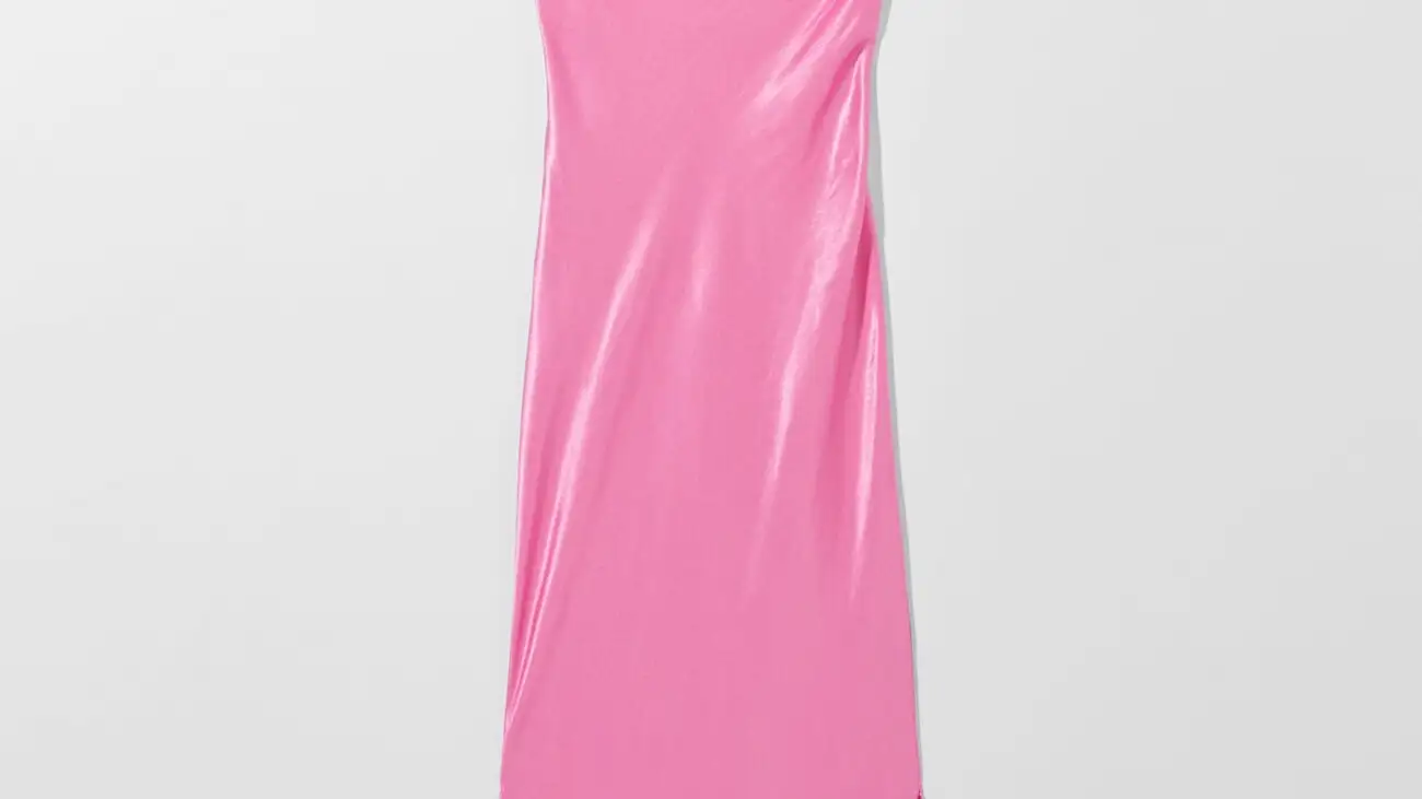 Vestido rosa satinado de Bershka