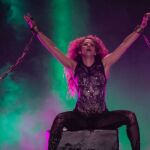 Shakira se libera metafóricamente de las cadenas en la gira "El Dorado Tour"