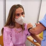 María Pombo recibe su vacuna contra el Covid