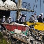 La alcaldesa dijo que las operaciones de búsqueda y rescate continúan y agradeció a los rescatistas su trabajo sin descanso desde el día del derrumbe. AP