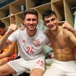 Aymeric Laporte y Pedri celebran el pase a cuartos