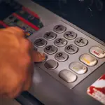 Una persona utilizando un cajero automático