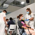 La Comunidad de Madrid ha comenzado a vacunar veinticuatro horas a partir de esta medianoche con el sistema de autocita en el Hospital de Emergencias Enfermera Isabel Zendal