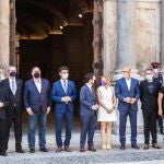 El presidente de la Generalitat,Pere Aragonès, con los recién indultados por el Gobierno a las puertas de la Generalitat