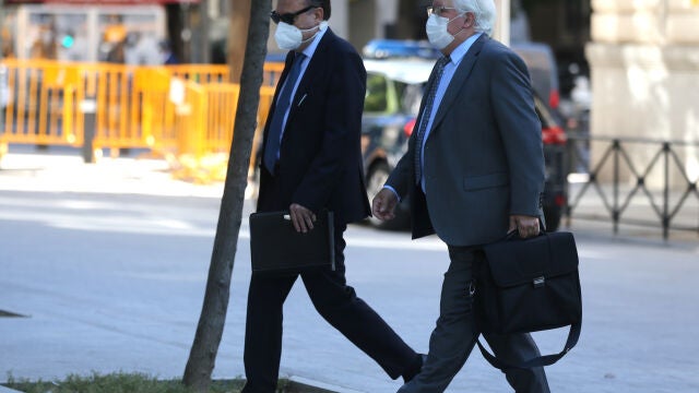 El exjefe de la UDEF (Unidad Central de Delincuencia Económica y Fiscal) José Luis Olivera (i) se dirige a la Audiencia Nacional para declarar en la Operación Kitchen