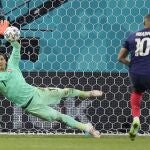 Yann Sommer clasificó a Suiza al desviar el penalti lanzado por Kylian Mbappé.