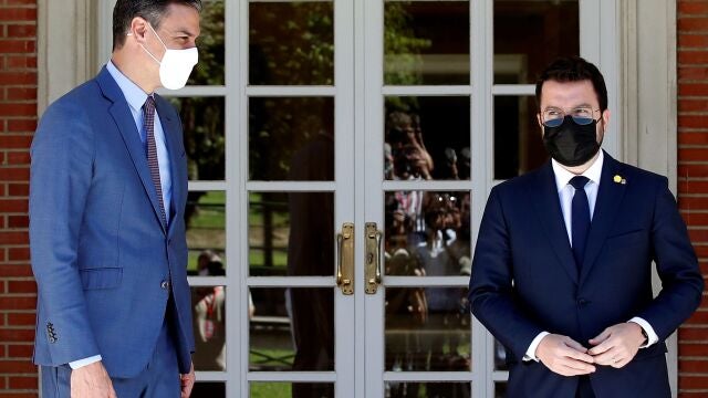 El presidente del Gobierno, Pedro Sánchez, recibe al presidente de la Generalitat, Pere Aragonès, durante su encuentro en el Palacio de la Moncloa a finales de junio