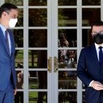 El presidente del Gobierno, Pedro Sánchez, recibe al presidente de la Generalitat, Pere Aragonès, durante su encuentro en el Palacio de la Moncloa a finales de junio