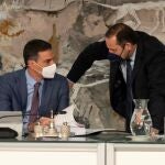 El presidente del Gobierno, Pedro Sánchez, conversa con el entonces ministro de Transportes, Movilidad y Agenda Urbana, José Luis Ábalos, durante un Consejo de Ministros en La Moncloa