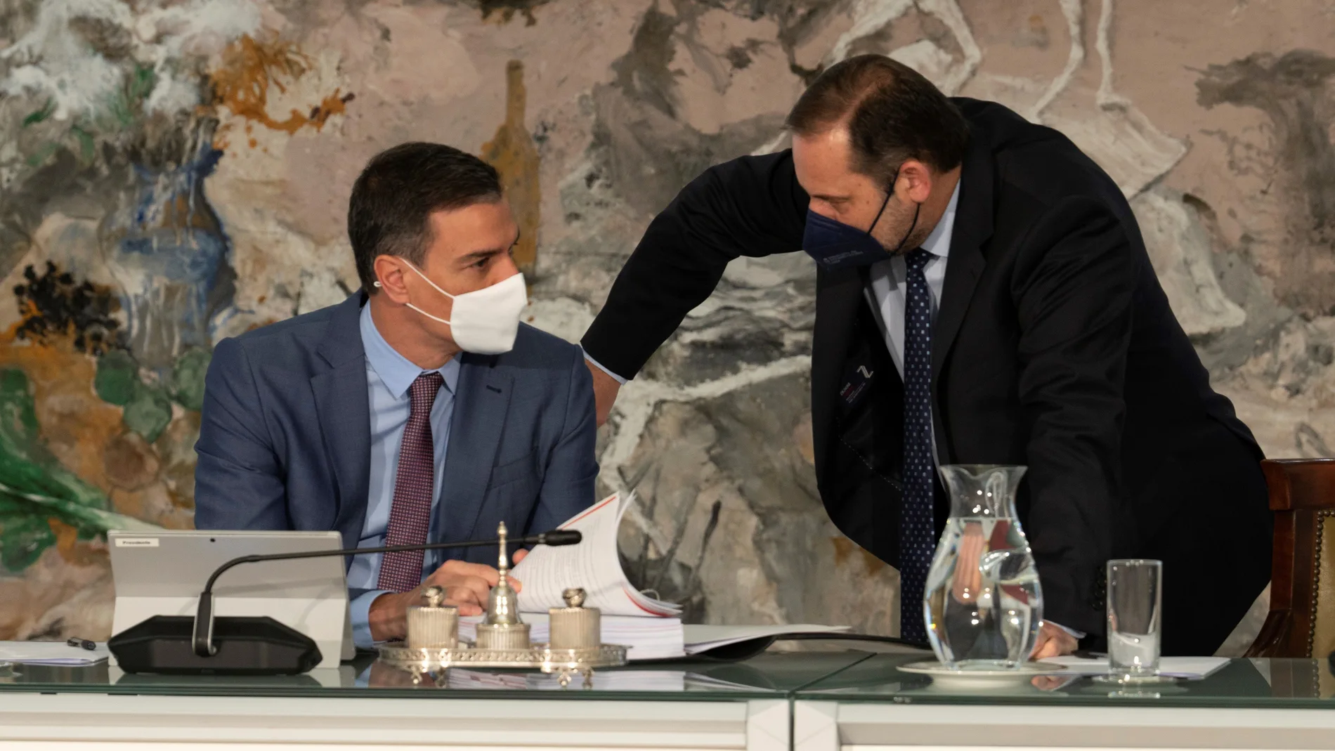 El presidente del Gobierno, Pedro Sánchez, conversa con el entonces ministro de Transportes, Movilidad y Agenda Urbana, José Luis Ábalos, durante un Consejo de Ministros en La Moncloa