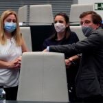 El alcalde de Madrid, José Luis Martínez-Almeida, conversa con la delegada de Cultura, Turismo y Deporte del Ayuntamiento de Madrid, Andrea Levy (c), y con la delegada de Seguridad y Emergencias, Inmaculada Sanz.
