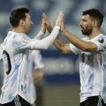 Sergio Kun Agüero podría seguir los pasos de Leo Messi y abandonar el Barcelona.