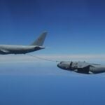 Un avión A330 MRTT reabastece a un A400M