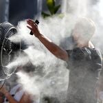 Un hombre se refresca con los ventiladores de una terraza en Madrid