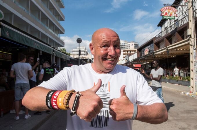 Turistas alemanes siguen el partido de octavos de final de la Eurocopa entras las selecciones de Inglaterra y Alemania