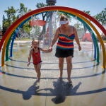 Poppy Collins (en la izquierda), de cinco años, y su madre Crystal Collins tratan de refrescarse para superar la ola de calor extremo en Vancouver