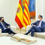 El presidente del Gobierno, Pedro Sánchez (d); y el president de la Generalitat de Catalunya, Pere Aragonès, durante una reunión en el Palacio de la Moncloa.