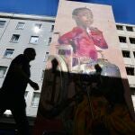 Mural de Case Maclaim sobre integración y empoderamiento en el Pasaje de la Caja de Ahorros.
