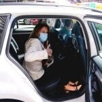 La ex secretaria general del PP María Dolores de Cospedal saluda desde un taxi a su salida de la Audiencia Nacional