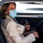 La ex secretaria general del PP María Dolores de Cospedal entra en un taxi a su salida de la Audiencia Nacional tras declarar en calidad de imputada