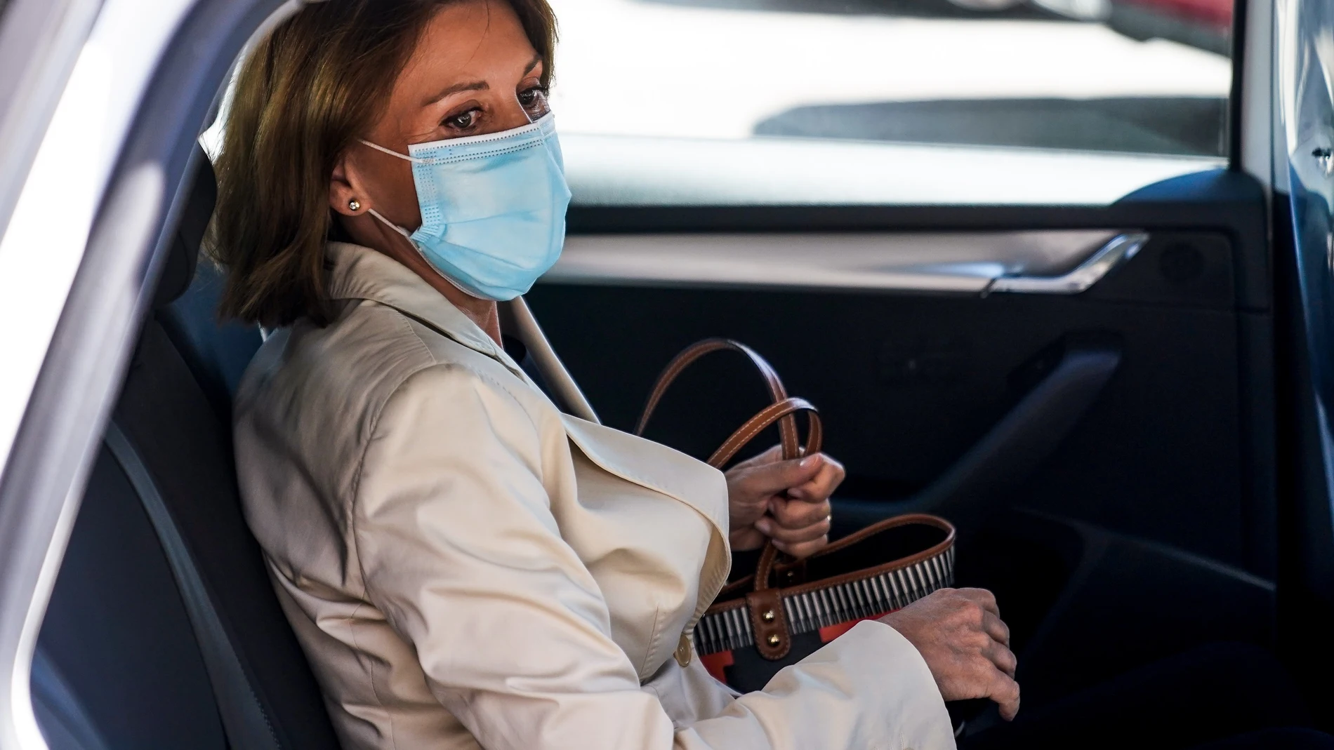 La ex secretaria general del PP María Dolores de Cospedal entra en un taxi a su salida de la Audiencia Nacional tras declarar en calidad de imputada