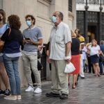 Varias personas hacen cola frente al Banco de España de Valencia para cambiar pesetas por euros
