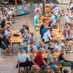 Turistas alemanes siguen el partido de octavos de final de la Eurocopa entras las selecciones de Inglaterra y Alemania