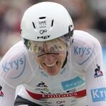 Tadej Pogacar cruza la línea de meta de la contrarreloj que ha ganado en el Tour