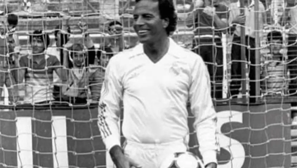 Julio Iglesias, con la camiseta del Real Madrid.