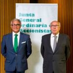 El ceo de Cementos Molins, Julio Rodríguez, y el presidente de la empresa, Juan Molins, tras la última junta de accionistas