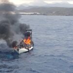 Efectivos del Plan Copla y Salvamento Marítimo acuden al incendio de un velero en la playa d Percheles en Mazarrón