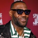 LeBron James está de vacaciones y aprovecha para promocionar su película y ver los partidos de su hijo