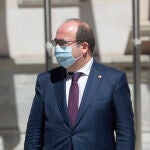 Miquel Iceta, a su llegada a la Plaza de la Marina Española, antes de la celebración del primer Consejo Interterritorial del Sistema Nacional de Salud