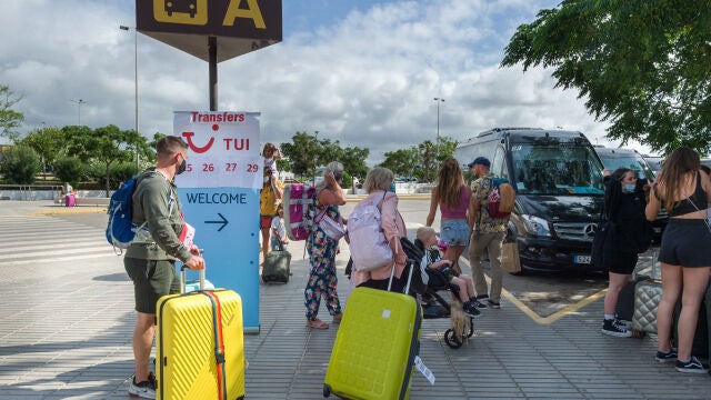 Pasajeros británicos llegando a Ibiza
