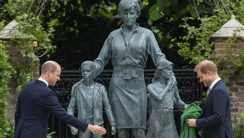 Los príncipes Harry y William en su último encuentro público, durante la inauguración de una estatua de su madre, Lady Di
