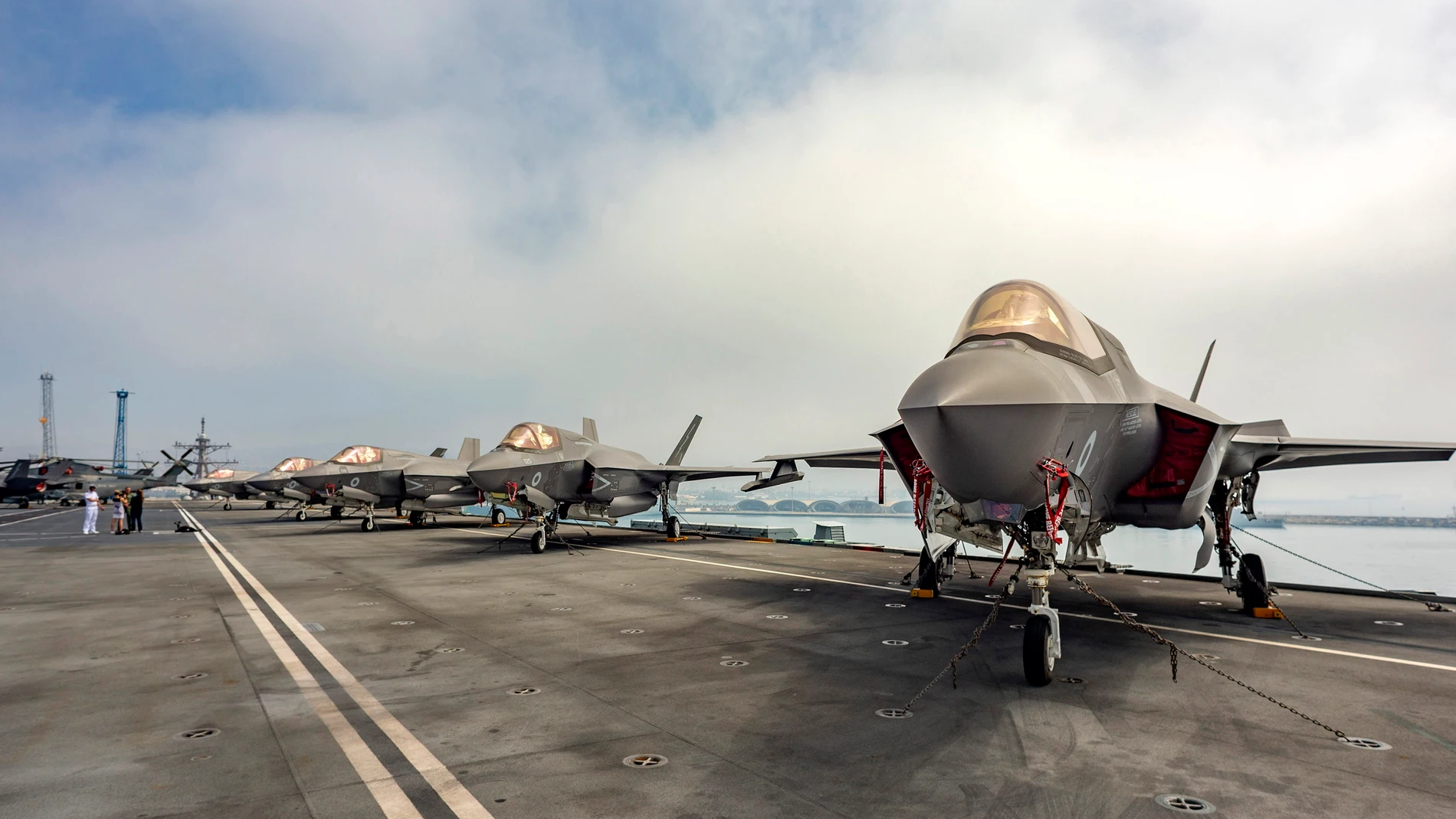 Cazas Lockheed Martin F-35B Lightning II en el portaaviones HMS Queen Elizabeth