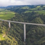 El puente de los Tilos está ubicado en la isla de la Palma, con sus 255 metros de luz, ocupa la decimotercera posición entre los más grandes del mundo