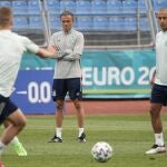 Luis Enrique observa a sus jugadores en el entrenamiento
