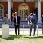 El presidente del Gobierno, Pedro Sánchez, con los representantes empresariales y sindicales durante la firma del acuerdo para la reforma de las pensiones este jueves en el palacio de la Moncloa en Madrid