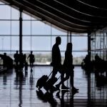 Dos personas con equipaje en el aeropuerto Adolfo Suárez, Madrid-Barajas