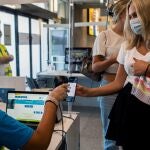 Pasajeros pasan por la zona del aeropuerto de Son Sant Joan