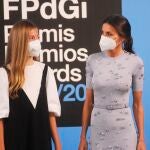 La Reina Letizia (d) y la Infanta Sofía (i) antes de entrar a la ceremonia de entrega de los Premios Fundación Princesa de Girona 2020 y 2021 en Caixaforum.Alberto Paredes / Europa Press01/07/2021